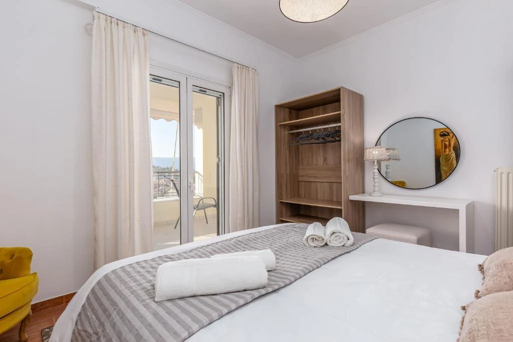 Second bedroom with balcony access